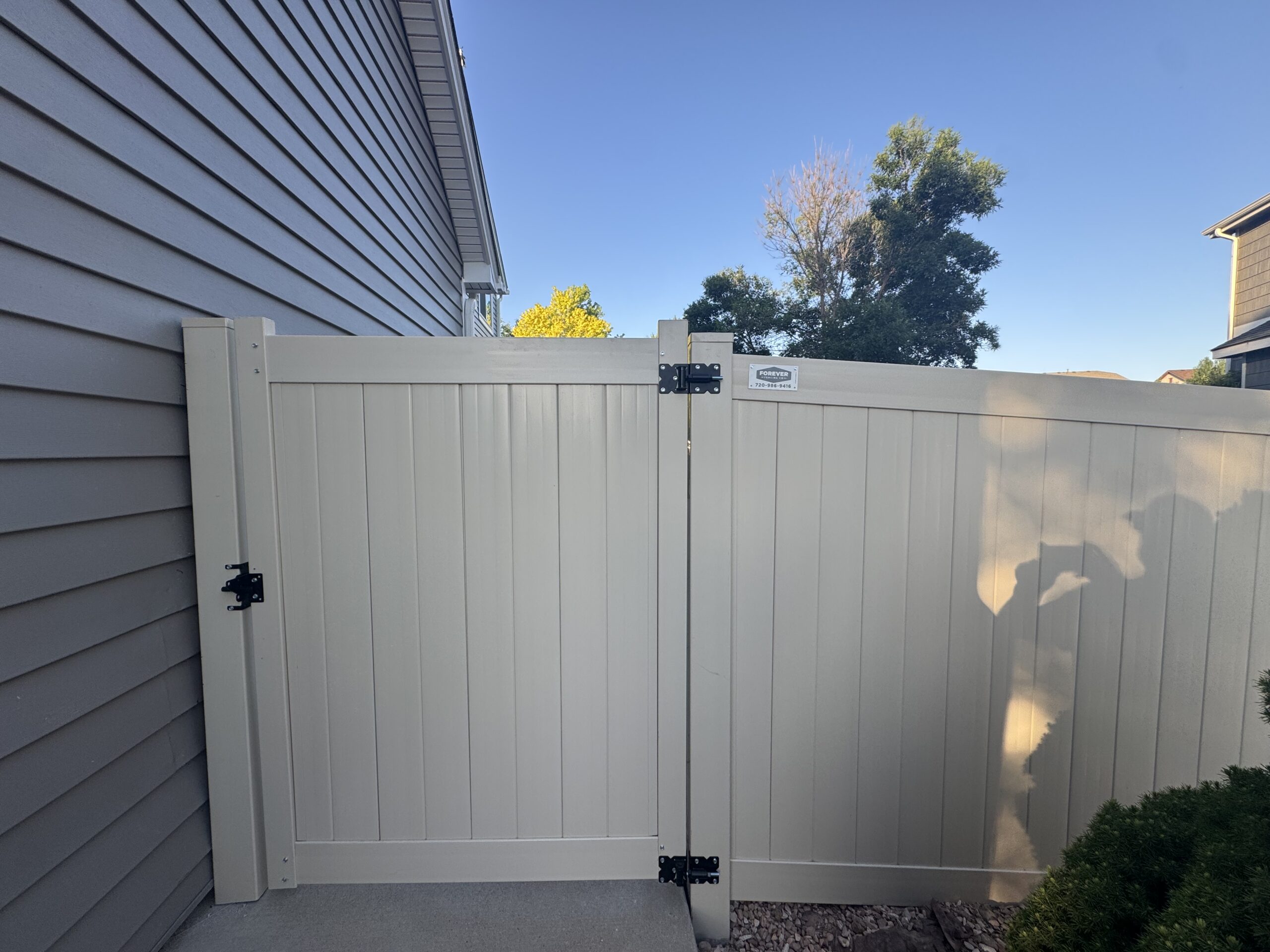Vinyl privacy fence for dogs
